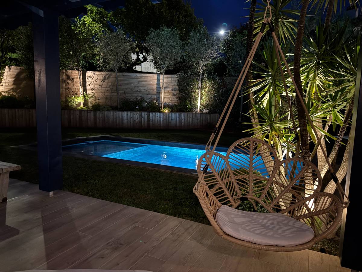 Jardin vue piscine nuit
